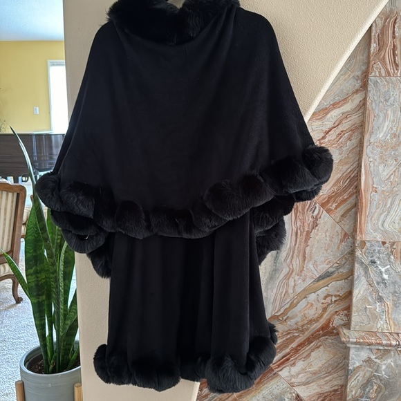 JBVG Luxury Black Double Layered Faux Fur Collared Cape Coat - Picture 4 of 7